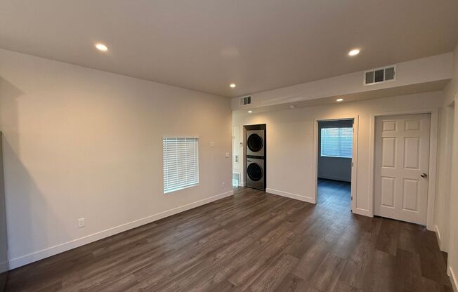 5104-5106 East Falls View Dr.