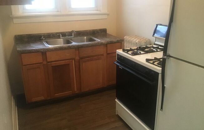 2 beds, 1 bath, $795, Unit #4