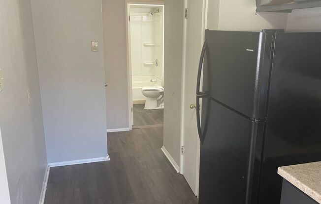 2 beds, 1 bath, 700 sqft, $950, Unit 2E