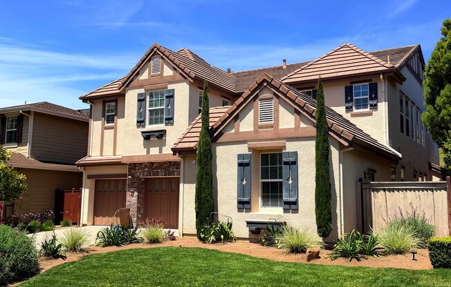 60 LAURELWOOD DR