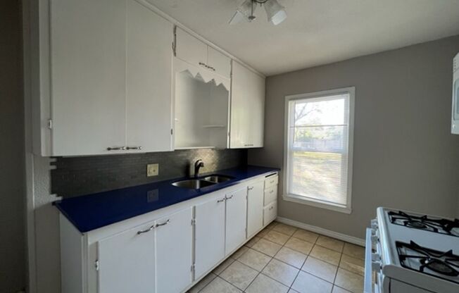 2 beds, 1 bath, $1,195