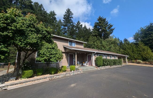 BIG & BEAUTIFUL! 5 Beds / 3.5 Bath for Rent in Port Orchard - Amenities Galore!