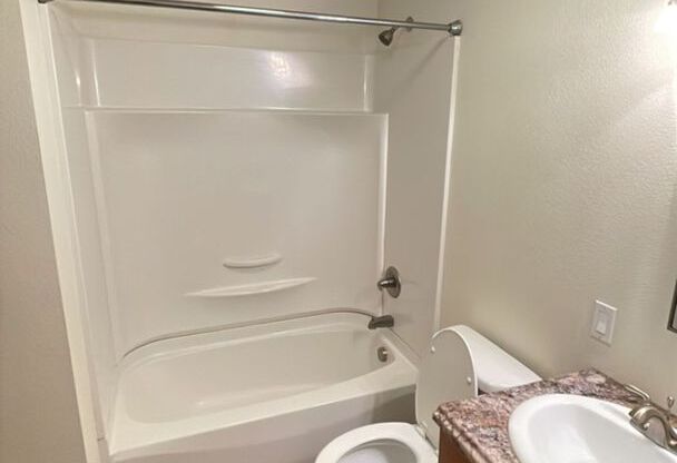 1 bed, 1 bath, $800, Unit #6 - Room 3