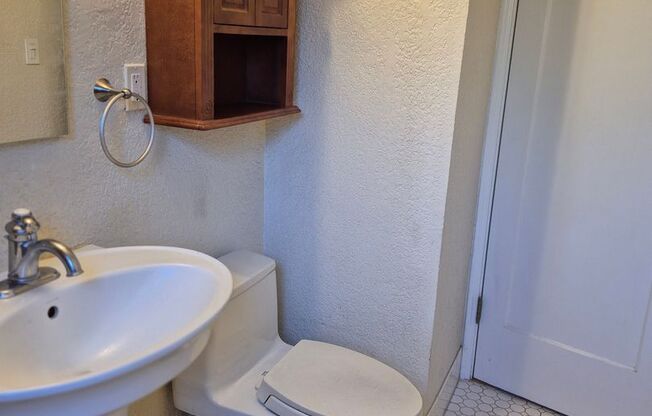 Charming 1 bed, 1 bath unit, with all of its original charm- *** Winter special 1/2 off the 1st month's rent***