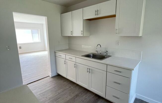 Fully Refreshed Westmoreland 3bd in Plex. Onsite laundry. Shared courtyard