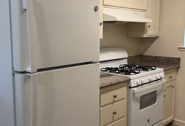 2 beds, 1 bath, 888 sqft, $1,725