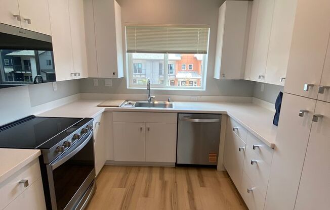 Brand New Flexible Live/Work Townhouse 3 Bed 3.5 Bath in Alana at Hoopili!