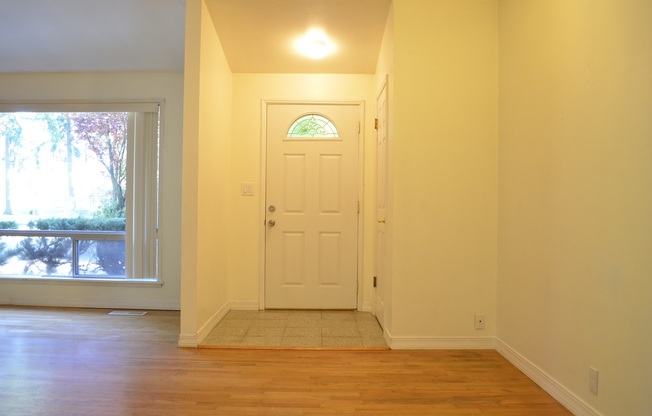 New Kitchen!! Beautiful family home w/extra room/close MS,Trader Joe's, and highway