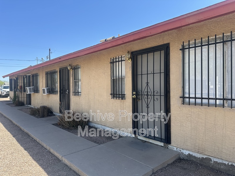 1102 E POLK ST