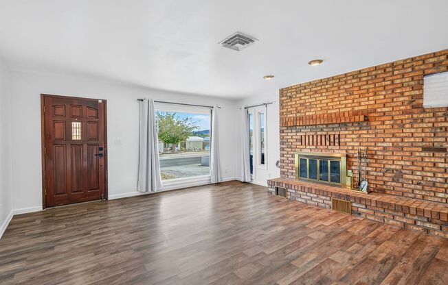 *NO HOA* CHARMING MOVE-IN READY ONE-STORY 4-BEDROOM HOME IN HENDERSON!