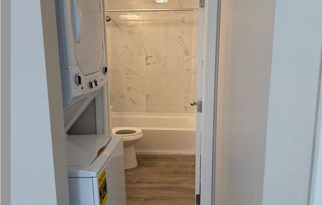 2 beds, 1 bath, 680 sqft, $2,300, Unit 27-25