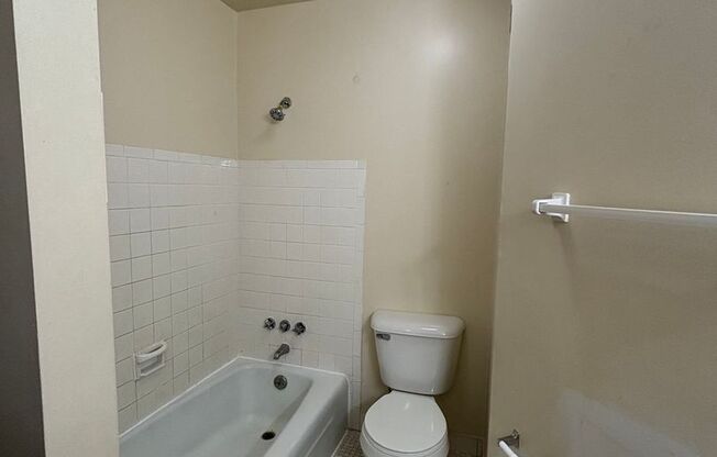 1 bed, 1 bath, 700 sqft, $899, Unit Lovers Lane-209