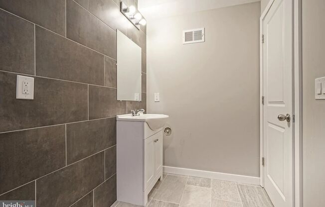 3 beds, 3 baths, 800 sqft, $1,895, Unit 1827-B