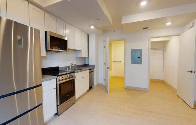 Studio, 1 bath, 415 sqft, $2,090, Unit 345 6th St, Unit 414