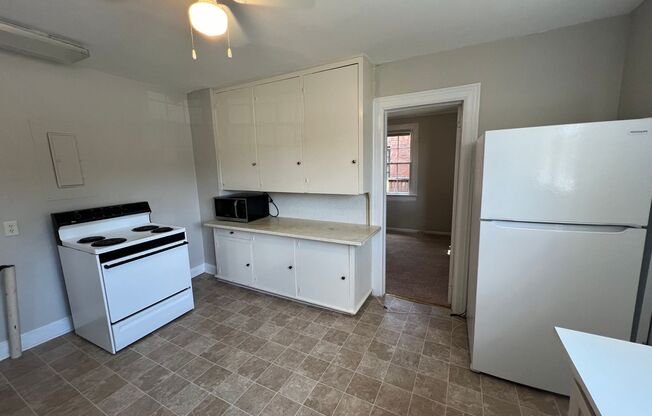 2 beds, 1 bath, $1,045