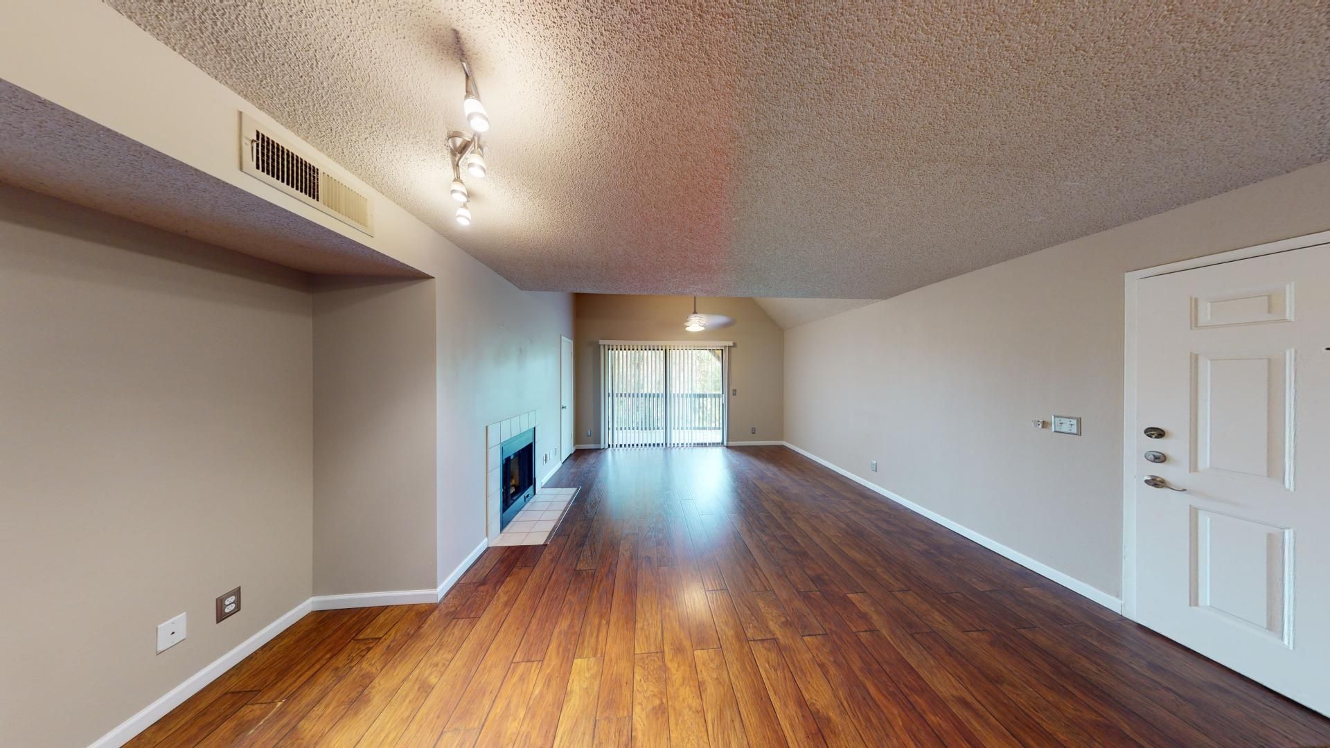 1 BR 1 BA Condo    LAKEWOOD PARK