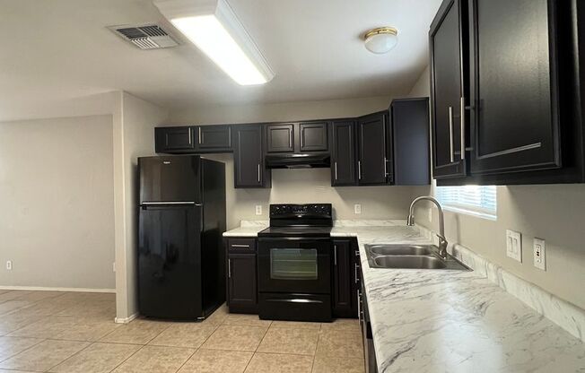 Two Bedroom / I17 Freeway Access