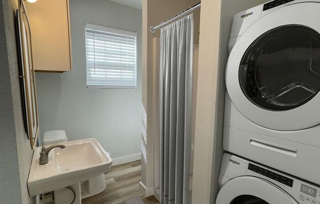 Studio, 1 bath, 330 sqft, $999, Unit 1L