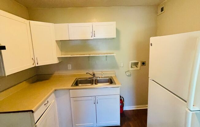 1 bed, 1 bath, 600 sqft, $800, Unit Apt 6