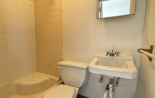 Studio, 1 bath, $885, Unit 8