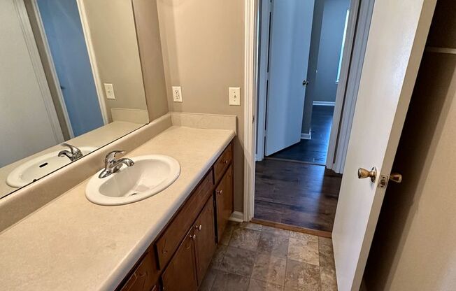 2 beds, 1 bath, 800 sqft, $925, Unit F