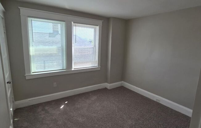 Huge 3-level 4 Bedroom - 2,500 sq/ft!