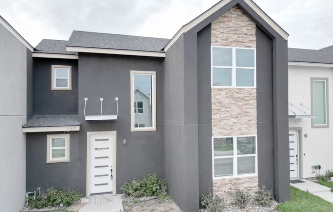 Stunning 3- bed/ 2.5 upgraded luxury townhome in Pharr at a Reduced Price