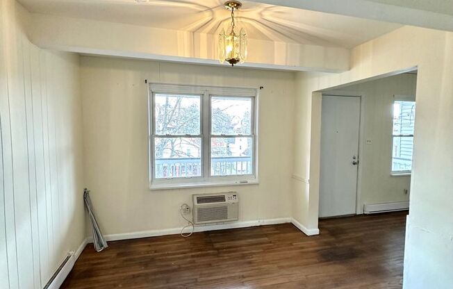 2 Bed 1 Bath home in Beechview - Close to Downtown, Public Transit - Available Now!