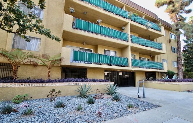2 Bedroom 2 Bath Condo for rent on California Blvd! Top floor, XL Balcony, Large rooms, AC, Parking!
