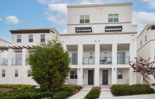 Perfectly located 4-bedroom townhouse in close proximity to Otay Ranch Mall!