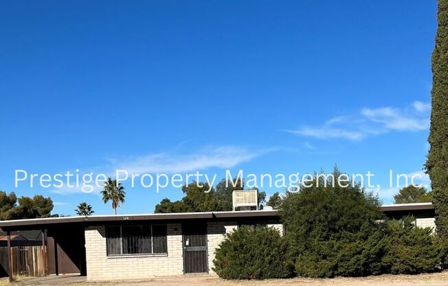 4bd/2ba Southeast home with HUGE Backyard