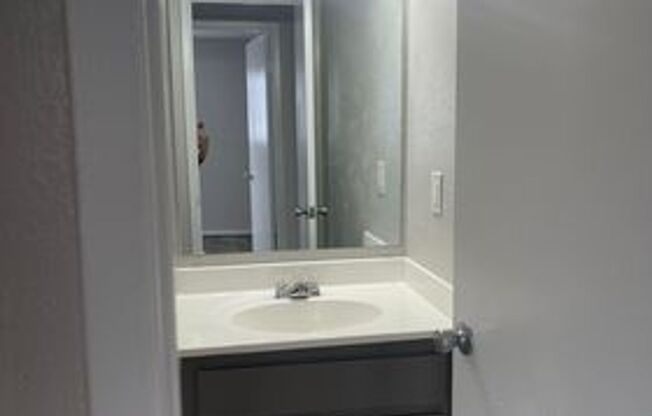 2 beds, 1 bath, 900 sqft, $1,051, Unit 16D