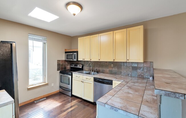 2 Bed 2 Bath Home in Denver! Great Location! Available NOW!!