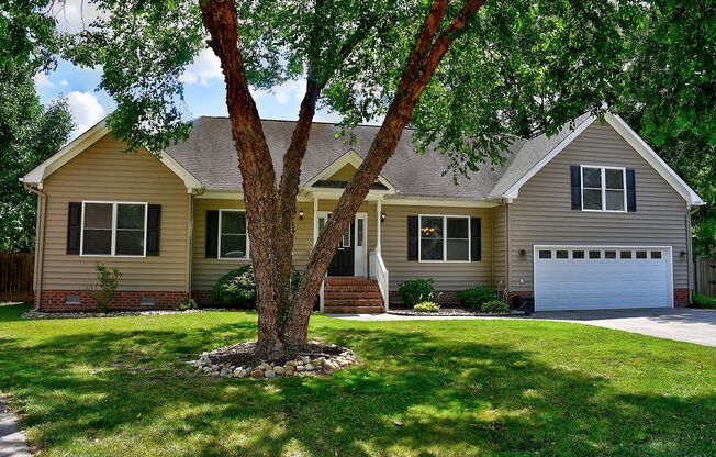 Tastefully Renovated Ranch in Hickory on quiel cul de sac!
