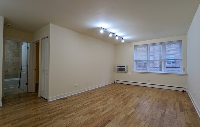 625 W Wrightwood 202