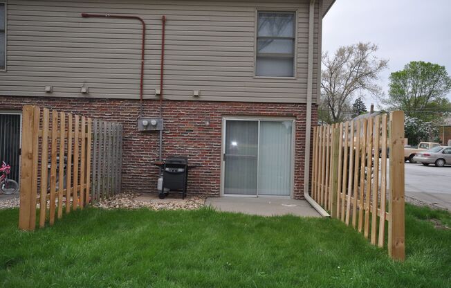 2 beds, 1.5 baths, $1,095, Unit B2