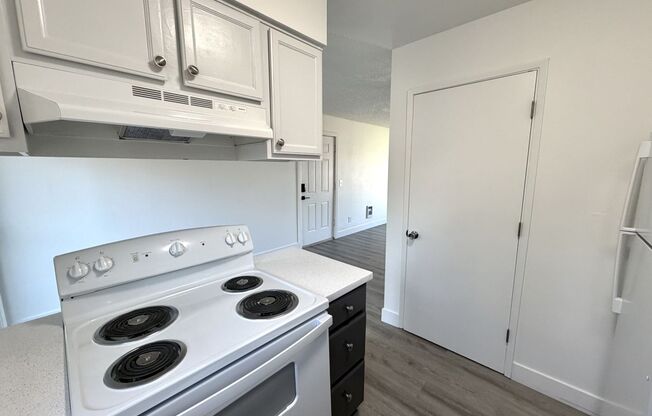 2 beds, 1 bath, 890 sqft, $1,595, Unit 15