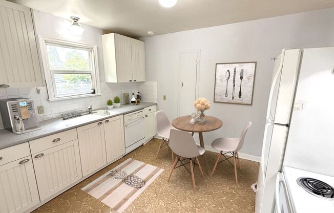 Charming Renton duplex - 2 bedroom and 1 bathroom rambler - $1695.00 Available NOW!