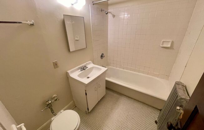 1 bed, 1 bath, $995, Unit 4