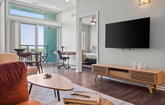 2 beds, 2 baths, 986 sqft, $1,560