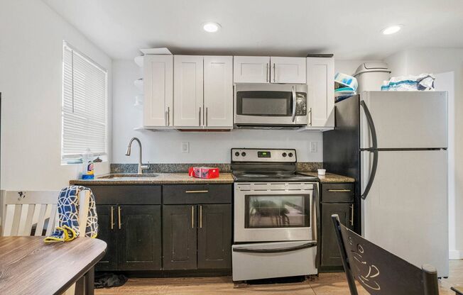 2 beds, 1 bath, 880 sqft, $1,100, Unit C