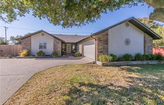 3 BEDROOM WITH POOL, IN SALADO