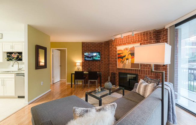 1318 22 ST NW