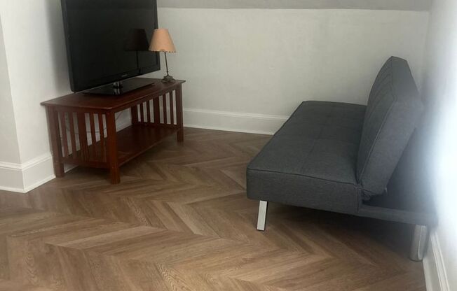 4 beds, 1 bath, $2,400