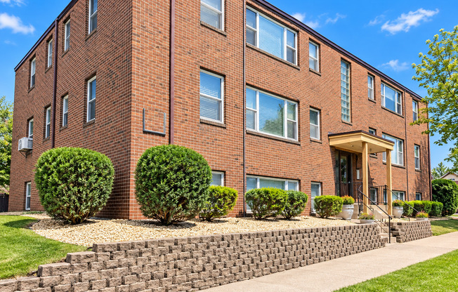 Spacious & Affordable Highland Park 1BR Near St. Kate’s — Only $1,049!