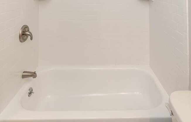 Large Soaking Tub In Bathroom at Cub Hill Apartments, Maryland, 21234