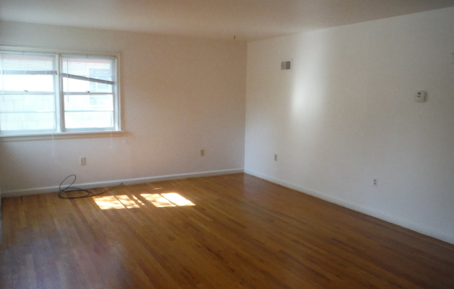 2 beds, 1 bath, $1,700, Unit 1205