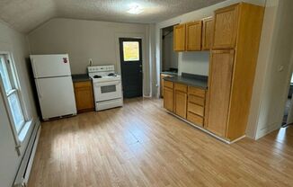 2 beds, 1 bath, $755, Unit 2