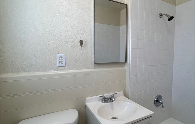 2 beds, 1 bath, $975, Unit APT # 4