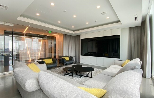 1 bed, 1 bath, 815 sqft, $5,500, Unit 27H